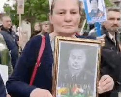 Монтян гуляла по окупованому Донецьку з портретом діда Зеленського (відео)