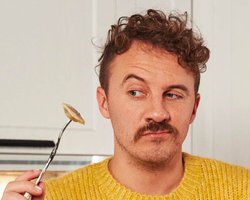 "С вилкой такого эффекта нет": Евгений Клопотенко рассказал, почему ест все только руками