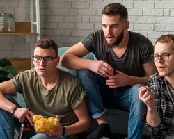 Роками приховував доходи: чоловік отримав понад три роки за незаконну трансляцію Прем'єр-ліги