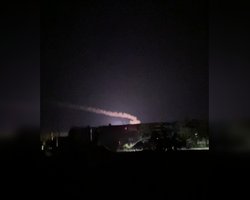 Взрывы в Крыму: оккупанты сообщили о работе ПВО, Керченский мост перекрыли (видео)