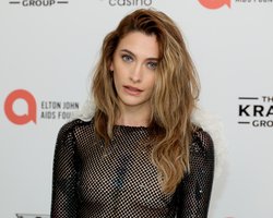 Дочь Майкла Джексона в готическом платье появилась в Каннах (фото)