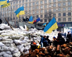 Коммунальщики в центре Киева начали разбирать баррикады