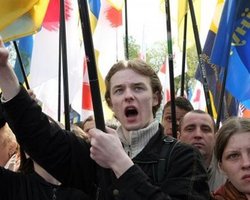 Возле Рады произошли первые стычки митингующих и милиции