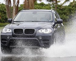BMW обновила спортивный внедорожник X5