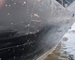 ВС РФ ударили баллистикой по Черноморскому порту: повреждено гражданское судно, есть раненый (фото)