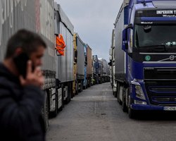 Правительство изменило правила пересечения границы для водителей с "гуманитаркой": детали