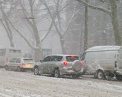 Со вчерашнего вечера на трассе Херсон-Николаев стоят десятки автомобилей