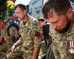 В Киеве почтили память погибших в боях под Иловайском