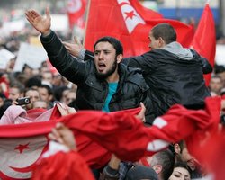 Комендантский час не остановил протесты в Тунисе