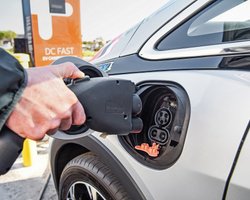 Блекаути не лякають: в Україні різко виросли продажі електромобілів (фото)