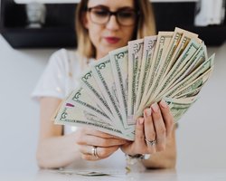 Без туристов: растет ли в Украине спрос на наличные доллары и каким будет курс