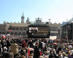 В центре Кракова собралось 50 тысяч человек