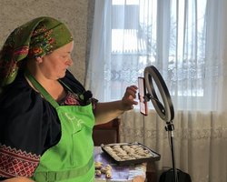 Жінка з села неочікувано стала зіркою мережі: її відео набирають тисячі переглядів