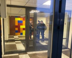 Дежурят в подъездах: в России стали применять новую тактику охоты на резервистов (видео)