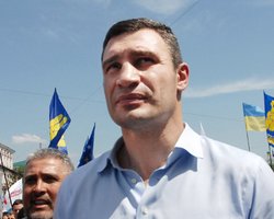 Опрос: Кличко настигает Тимошенко в рейтинге кандидатов в президенты