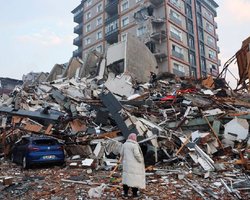 В Турции после землетрясения начали задерживать строителей и подрядчиков (фото)