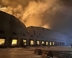 Обвалилися конструкції: на ліквідації пожежі на складах у Яготині загинув рятувальник (фото)
