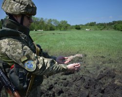 Боевики из артиллерии обстреляли жилые дома на Донбассе