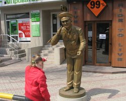 В Донецке появился памятник улыбающемуся гаишнику