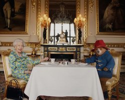 Медвежонок Паддингтон попрощался с Елизаветой II