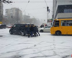 Из-за снегопада в Киеве общественный транспорт ходит с задержками