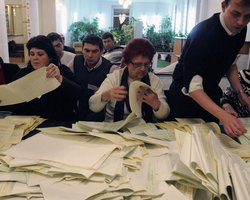 В Киеве члены комиссий ОИК №215 возмущены фальсификациями