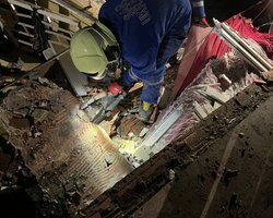 Українські рятувальники показали, як розбирають завали після землетрусу в Туреччині (фото)