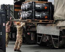 "Боеприпасы и высокоточные ракеты": администрация Трампа возобновила поставки оружия в Украину, — AP