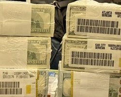 Видавати такі суми заборонено: в НБУ прокоментували пакунки доларів зі справи Міндіча