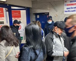 Полиция проверяет спецпропуска на остановках и станциях метро Киева (видео)