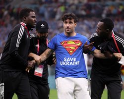 Мужчина в футболке с надписью "Спасите Украину" выбежал на поле во время матча Португалия-Уругвай