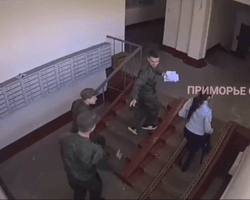 У Росії військкоми лізуть у кватирки, щоб упіймати призовників (відео)