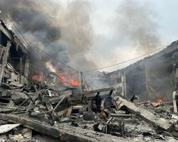 РФ ракетами атаковала предприятия в Запорожье: есть погибшая и много раненых (фото)