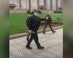 Лукашенко прилетел в свою резиденцию с автоматом в руках