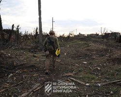 "Несмотря на обстрелы и штурмы": над Андреевкой подняли украинский флаг, — ВСУ (фото)