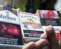 В США на пачках сигарет будут печатать фотографии трупов