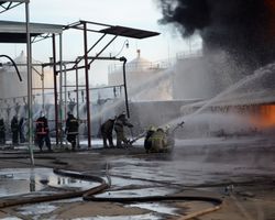 На БРСМ горит резервуар с бензином, спасатели откачивают топливо