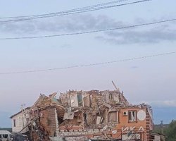 "Під завалами військові": у Рильську, ймовірно, уражено пункт дислокації 40-ї бригади морської піхоти РФ (відео)