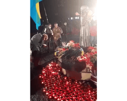 Пожилой киевлянин съел хлеб с мемориала Голодомора во время памятных мероприятий (видео)