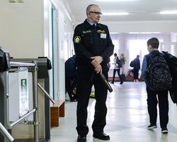 Кабмин ввел жесткие запреты для украинских школ: в списке оружие, ножи и энергетики