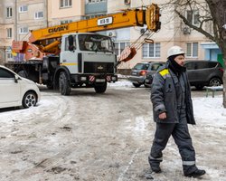 Заряжал Tesla от розетки и "выбил" свет в доме: в ДТЭК объяснили, почему сети не выдерживают