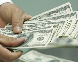 Несколько банков начали продажу долларов на межбанке