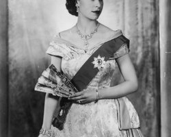 Конвалії та британський прапор. Як під час Лондонського тижня моди вшанували пам'ять королеви Єлизавети