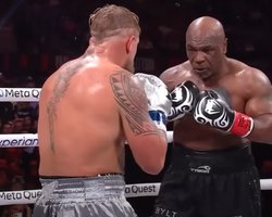 Разница в перчатках: Пола обвиняют в нарушении главного правила в бою с Тайсоном (видео)