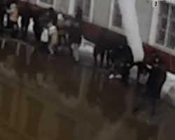 Брила льоду атакувала чергу до російського військкомату: є жертви (фото, відео)