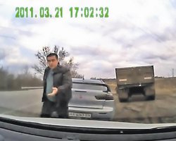 Инспектора ГАИ с битой не уволили - только отстранили