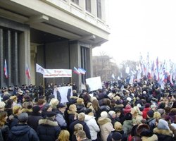 У крымского парламента татары противостоят "Русскому единству" (видеотрансляции)