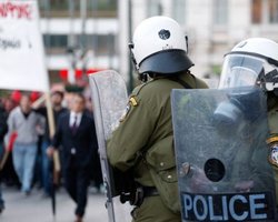 Греческие воспитатели детских садов подрались с полицией 