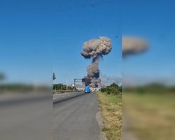 Под Житомиром прогремели мощные взрывы: серый "гриб" видно за несколько километров (видео)