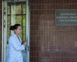 Тимошенко обратилась к медикам с просьбой активизировать реабилитационные процедуры